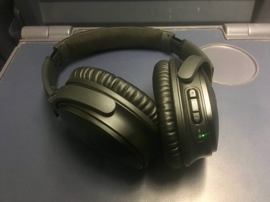 Bose QC 35 Headset auf einem „Tisch“ im ICE